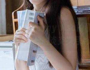 追寻夏日的足迹，Tiny Asa的原图与照片一起讲述她的炎炎岁月.txt
